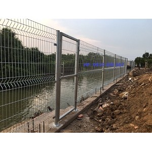 Hàng rào mạ kẽm uốn sóng trên thân Hàng rào mạ kẽm uốn sóng trên thân